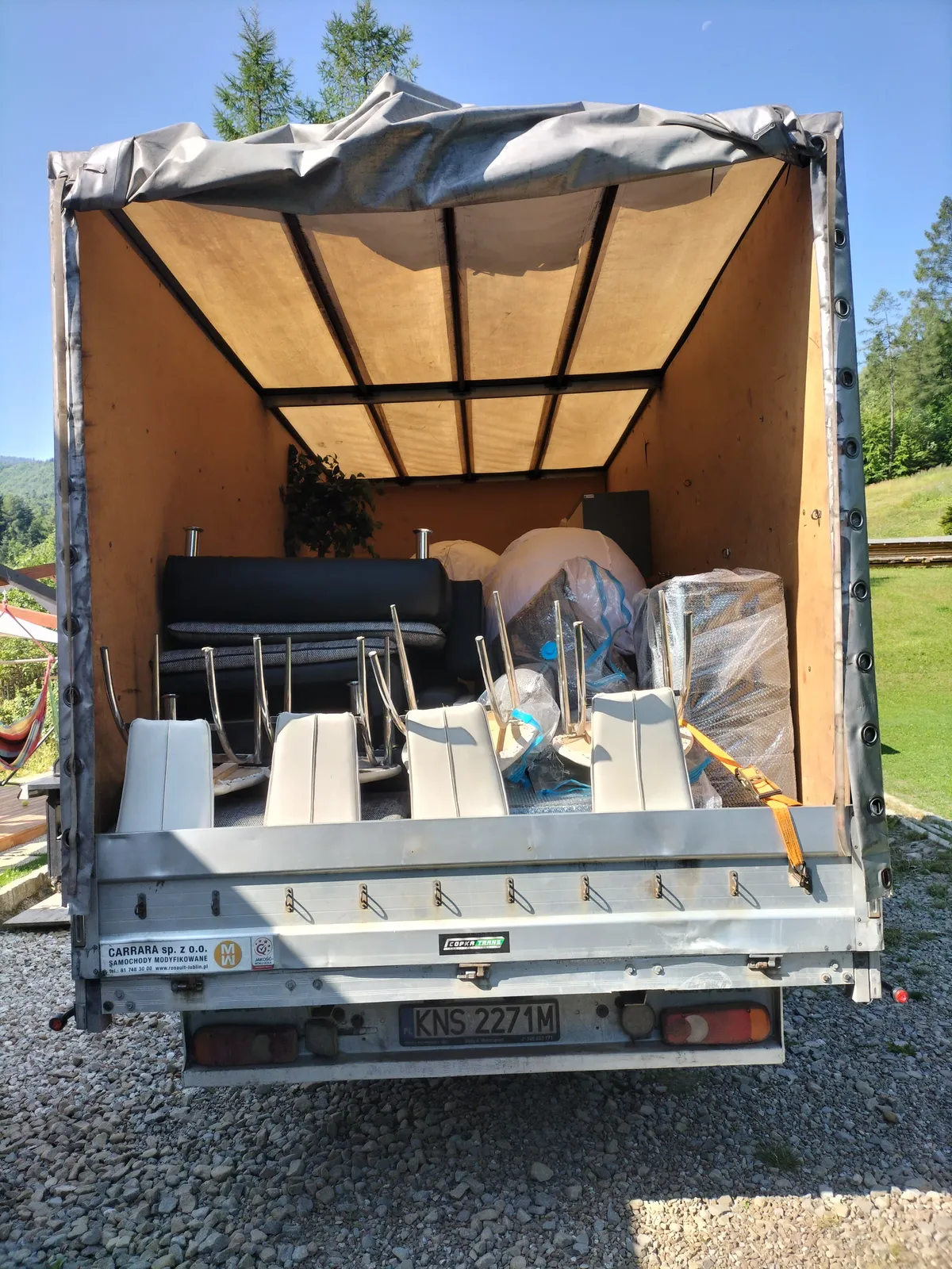 Samochód COPKA Transport załadowany meblami podczas przeprowadzki