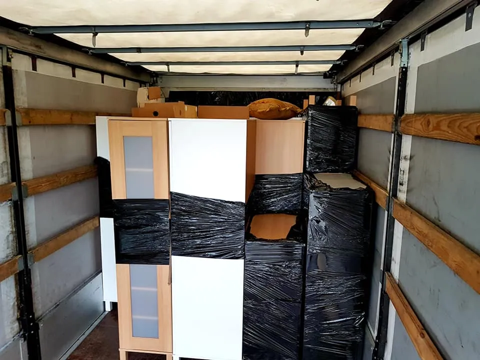Zabezpieczone meble w samochodzie transportowym
