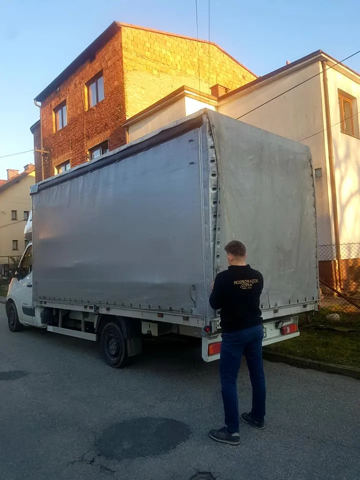 Pracownik COPKA Transport przy samochodzie podczas przeprowadzki