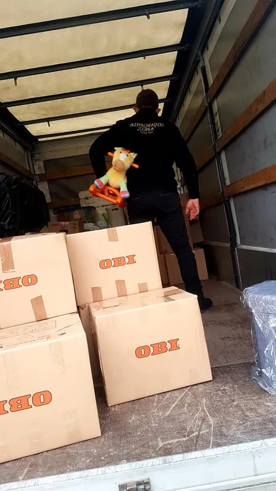 Pracownik COPKA Transport podczas załadunku kartonów