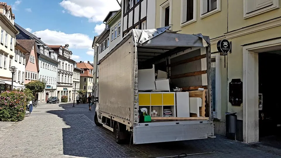 Załadunek mebli do samochodu podczas realizacji COPKA Transport